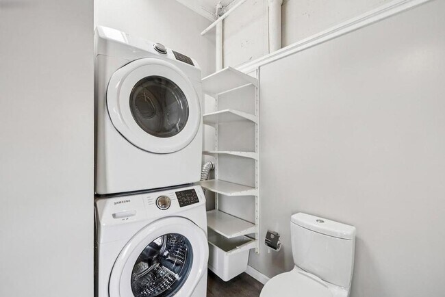 Building Photo - Stunning West Oakland Live Work Loft w/ Ground Floor Studio