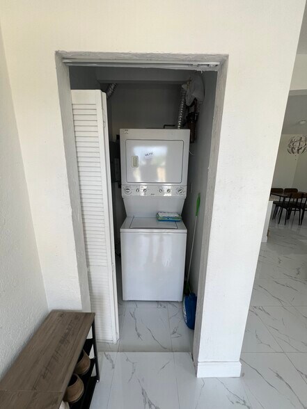 Building Photo - 4170 NE 15th Ave