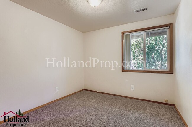 Building Photo - Charming 3-Bedroom Duplex in a Prime Locat...