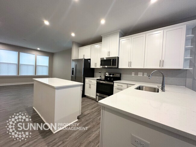 Building Photo - 3BR Townhome with Rooftop Deck in LoSo