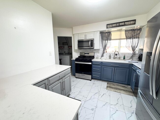 Building Photo - 4644 Broadhurst Dr
