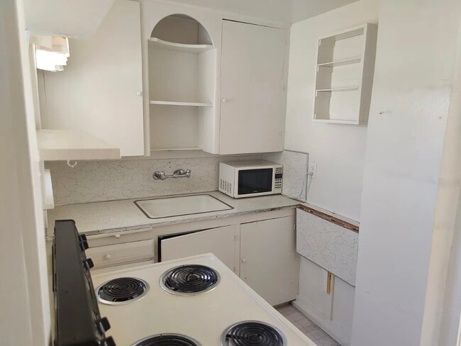 Building Photo - 360 W 8th S St