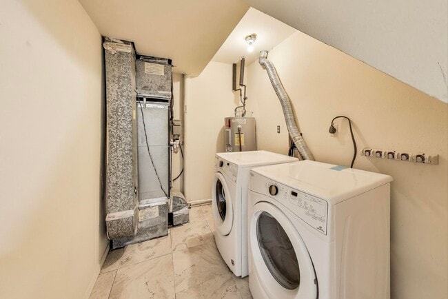 Building Photo - Wonderful on Wilcox Renovated 3+2.5 3 Leve...