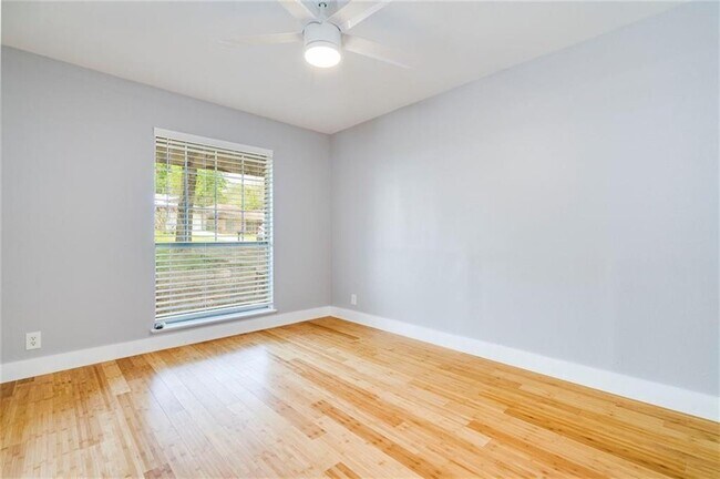 Building Photo - 3006 Lakeside Dr