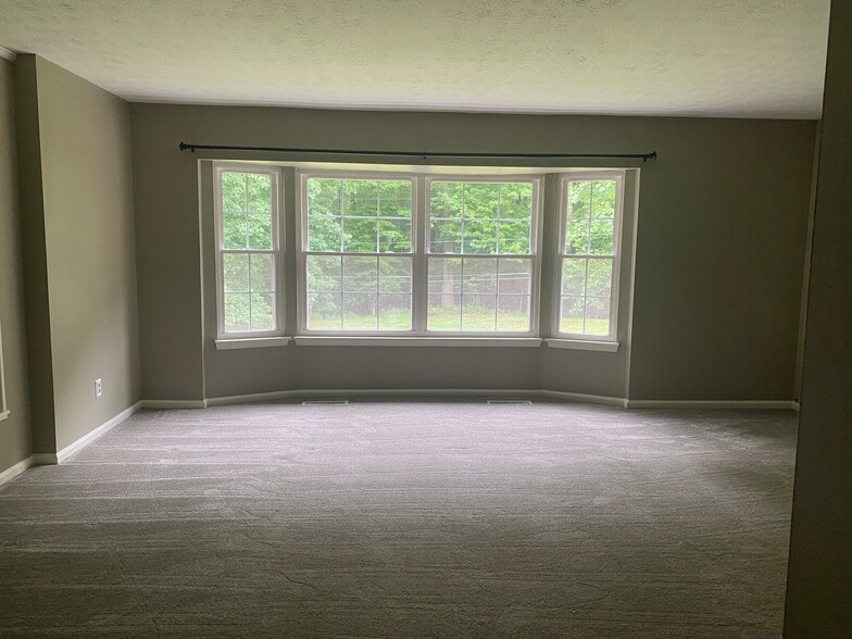 Building Photo - 6970 Carriage Hill Dr