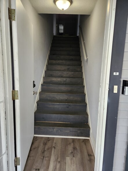 Unit B Upstairs - 487 W 18th St