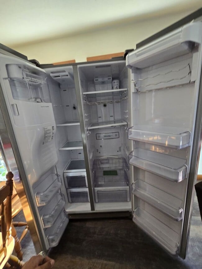 Building Photo - Beautifully upgraded 3 BR 2Ba with W/D and Shop/Garage in back.