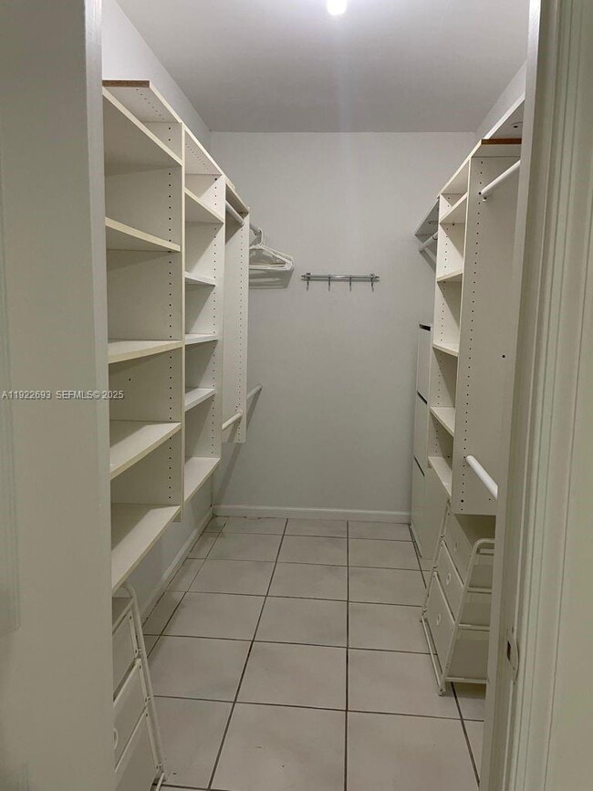 Building Photo - 3141 N Palm Aire Dr