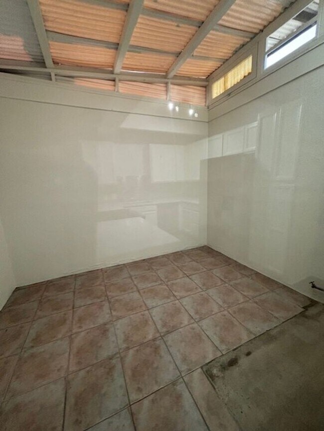 Building Photo - Clean 2 Bedroom / 1 Bathroom Condo Near Stockdale Hwy & Real Rd.