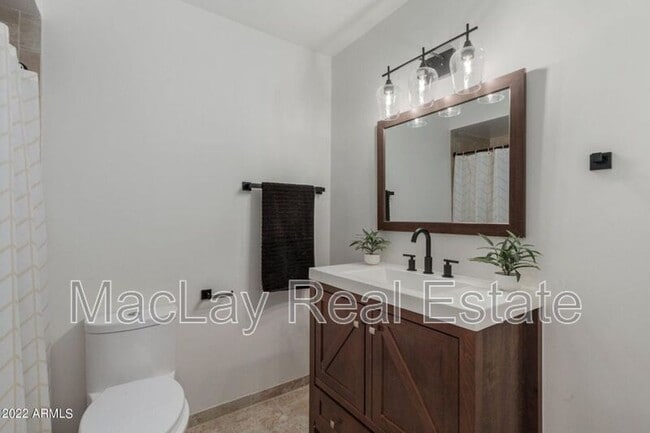 Building Photo - 409 N Arrowhead Dr