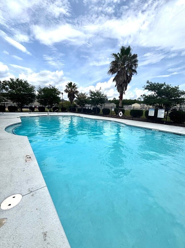 Building Photo - **MANAGERS SPECIAL 250 OFF FIRST MONTH REN...