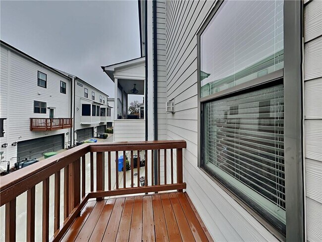 Building Photo - 2038 Rockledge Rd NE