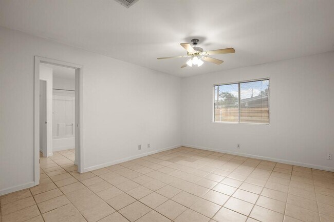 Building Photo - 2624 Gwendolyn Ln