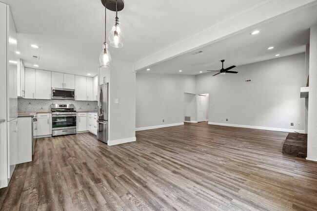 Building Photo - "Charming 4-Bedroom Haven in Charlotte's Heart with Spacious 2271 sq ft Living!"