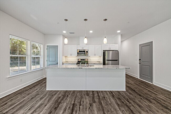 Building Photo - 5/5.5 Townhomes, Built 2024, Walk to stadium! Available August 2026!