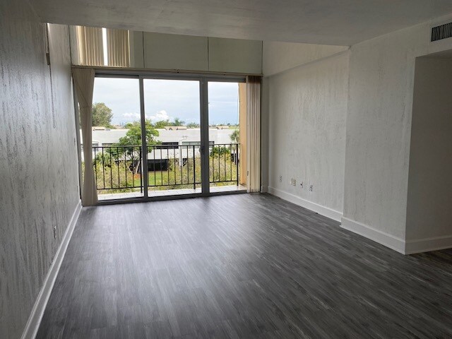 Building Photo - 210 Fontainebleau Blvd
