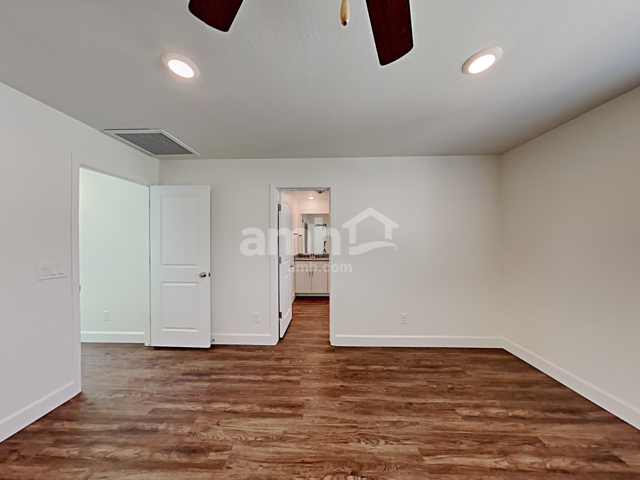 Building Photo - 638 W Harbor Dr