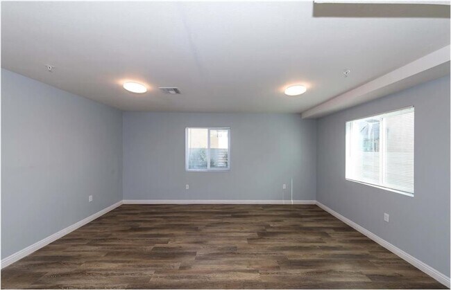 Building Photo - 211 W 43rd St