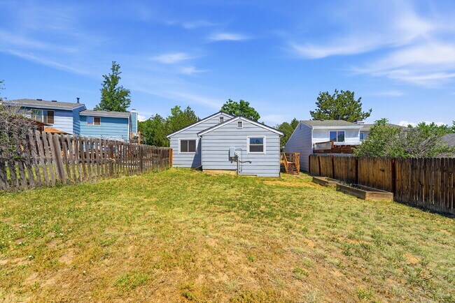 Building Photo - $2,440.95, 3 Beds, 2 Baths, Single Family Home in Aurora Washer and Dryer!