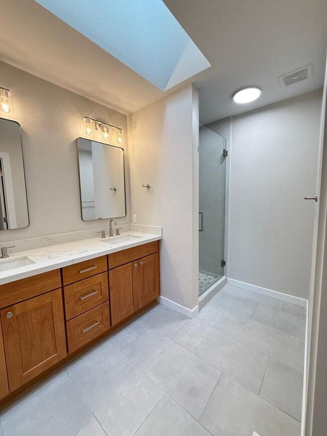 Building Photo - Fully Remodeled Silver Firs Townhome for R...