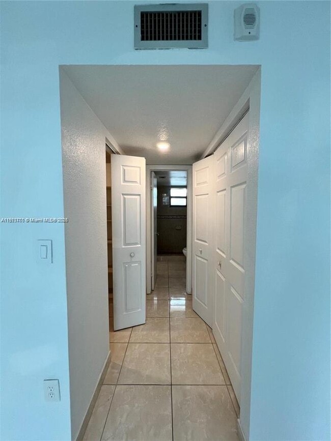 Building Photo - 7125 Bay Dr