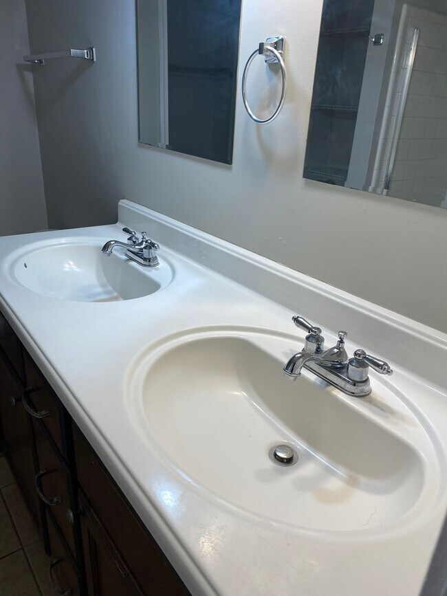 Building Photo - Move in Ready Updated 4 bed 2 bath with ga...