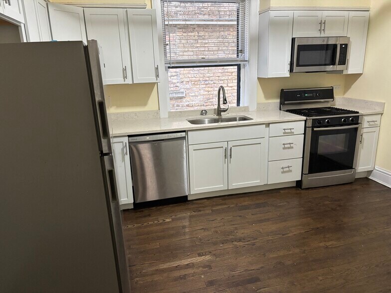 Building Photo - 544 Sheridan Rd