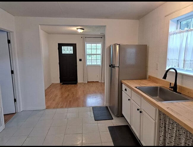 Building Photo - $895 - 2 bed 1 bath - Single Family Home