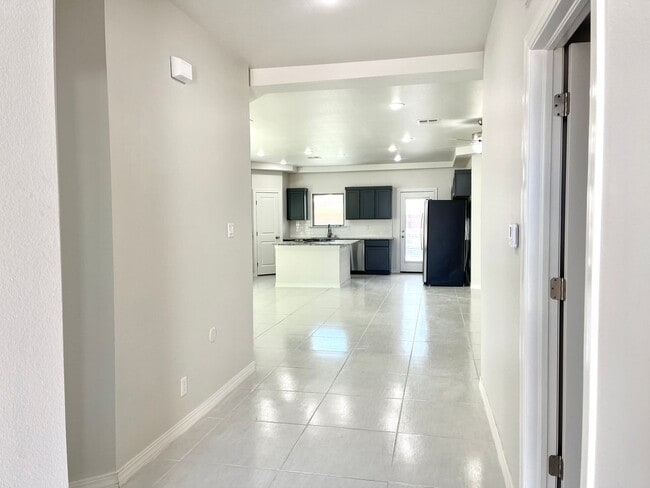 Building Photo - Beautiful  House 3 beds/3 baths. This Prop...