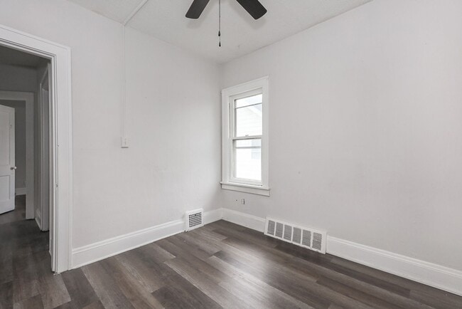 Building Photo - 4930 E 108th St