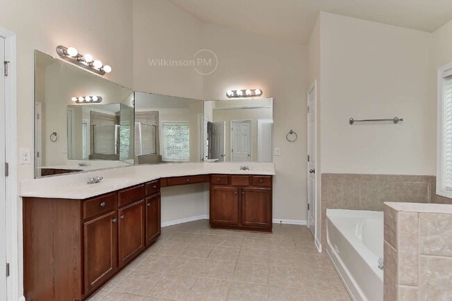Building Photo - Luxurious 5 Bedroom 3.5 Bathroom for Rent ...