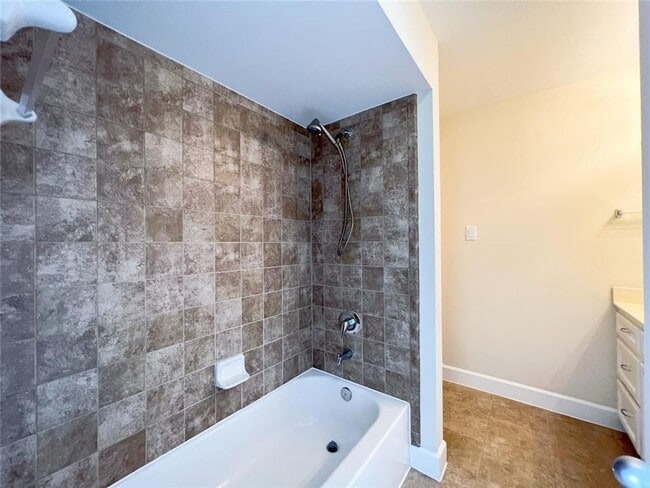 Building Photo - Modern tri-level 3 bed/ 2.5 bath