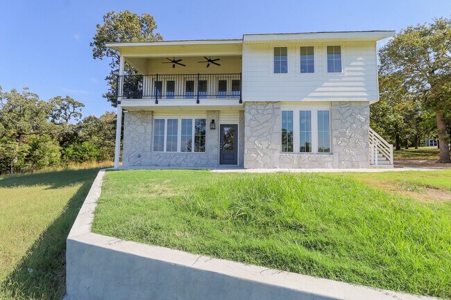 Building Photo - 4 Bed | 3 Bath on Keystone Lake!