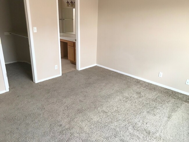 Building Photo - West El Paso 3 bed refrig A/C Home with Bo...