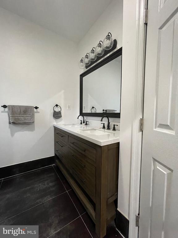 Building Photo - 420 Woodford St