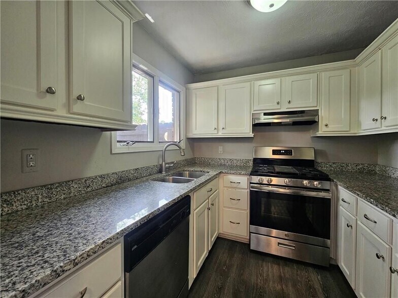 Building Photo - 1192 Ashborough Dr