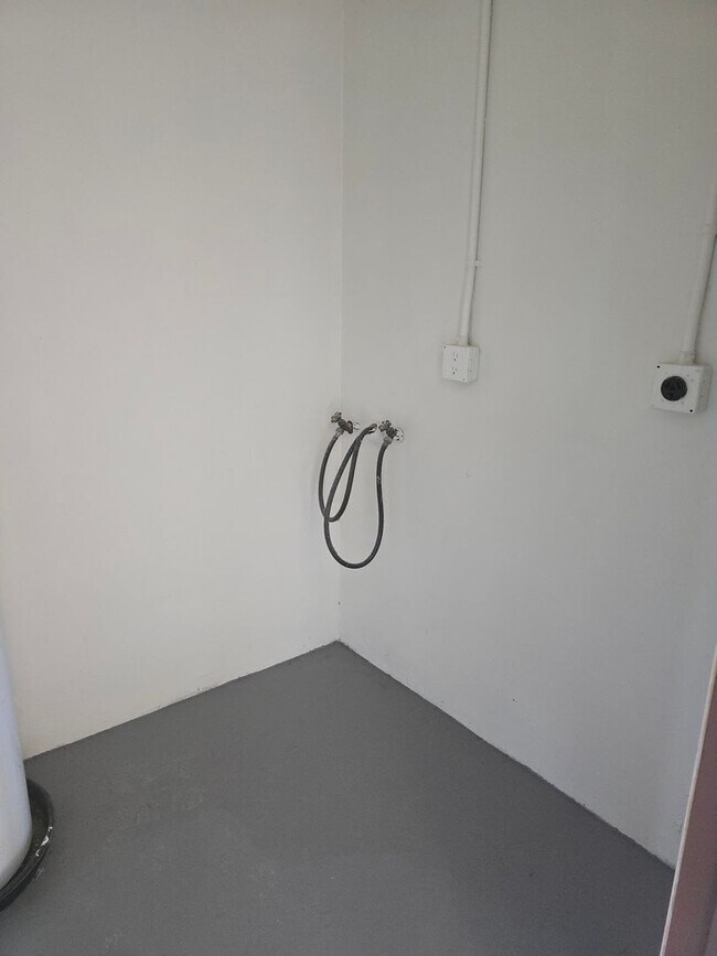 Building Photo - Updated 2 bed 1 bath end unit Condo