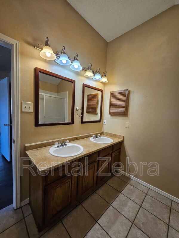 Building Photo - 1405 Paintbrush St