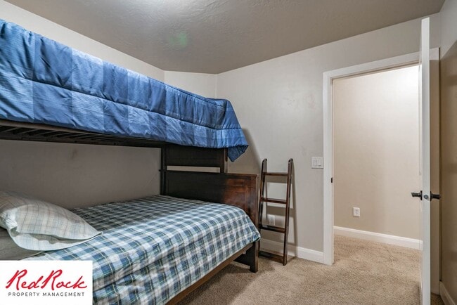 Building Photo - Move In Special! $500 Off First Month's Rent! 3 Bedroom Fully Furnished Home.