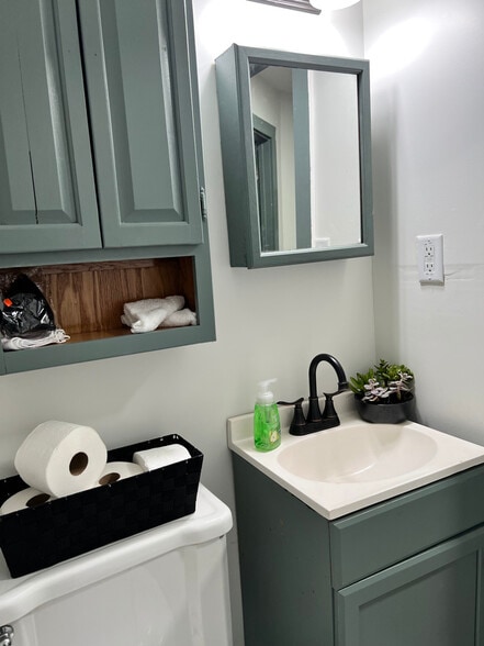 Building Photo - 346 Orion St