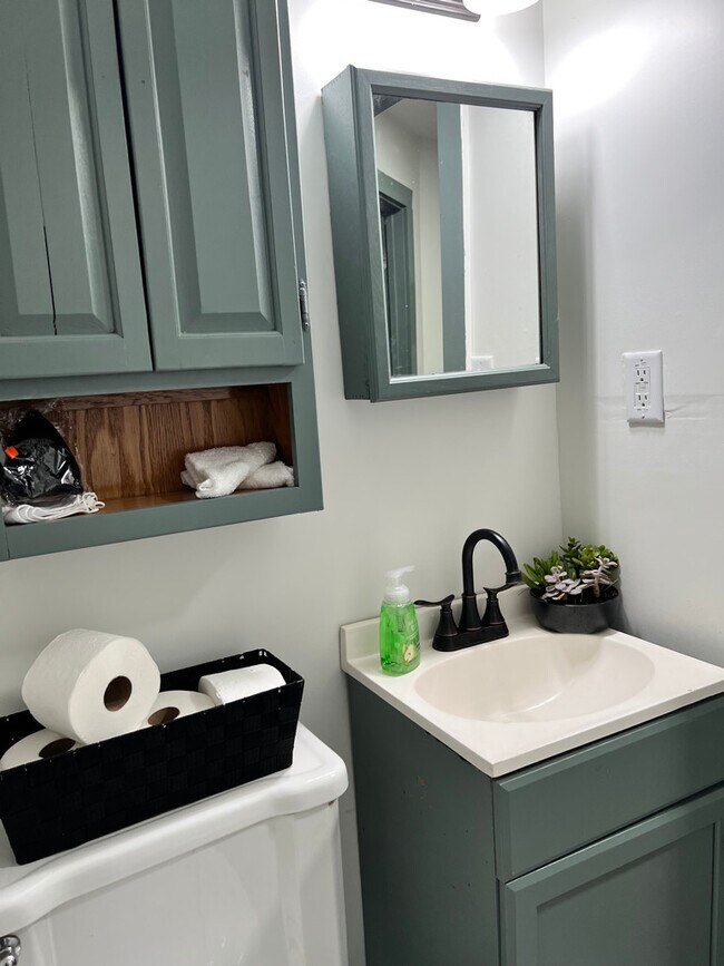 Building Photo - 346 Orion St