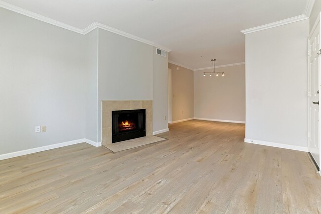 Building Photo - Remodeled Luxury One Bedroom Condo  Cross ...