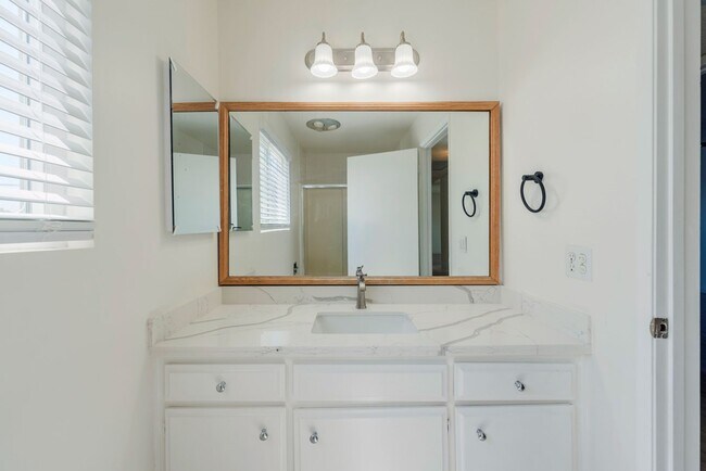 Building Photo - Beautiful remodeled 2 bed 2 bath townhome ...
