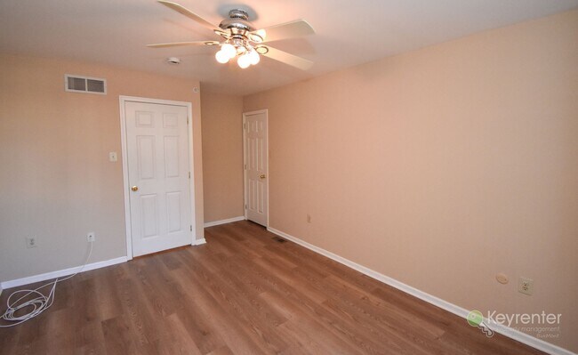 Building Photo - End Unit Townhome in Warrington Hunt community with 2 car garage!