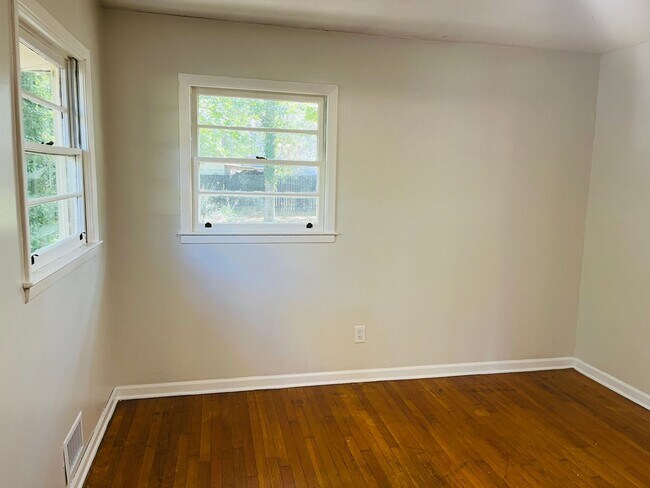 Building Photo - 531 Locke St