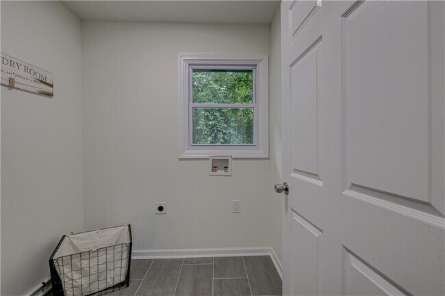Building Photo - 131 Brookwood Dr SW