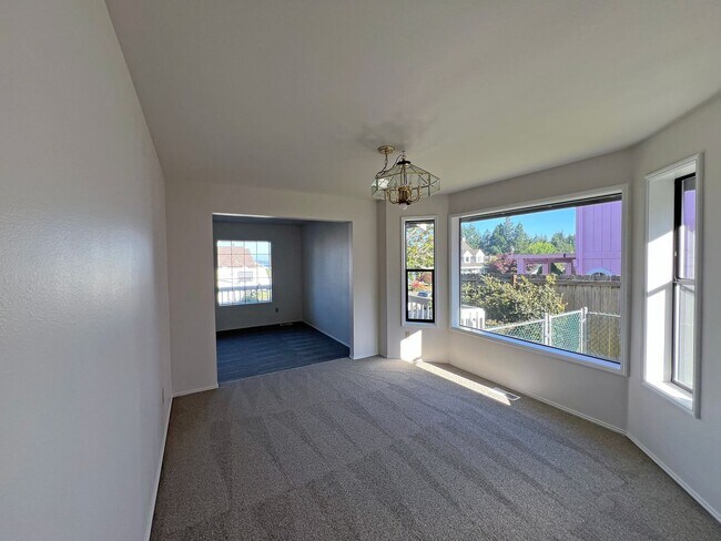 Building Photo - 1507 63rd Ave NE