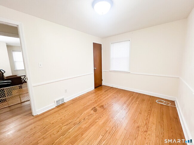 Building Photo - 458 Meadowside Rd