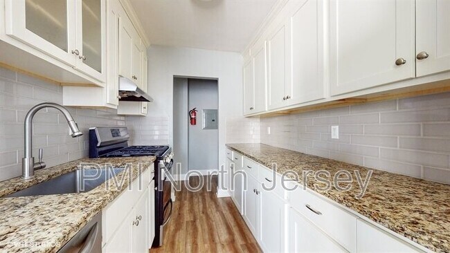 Building Photo - 462 River Rd
