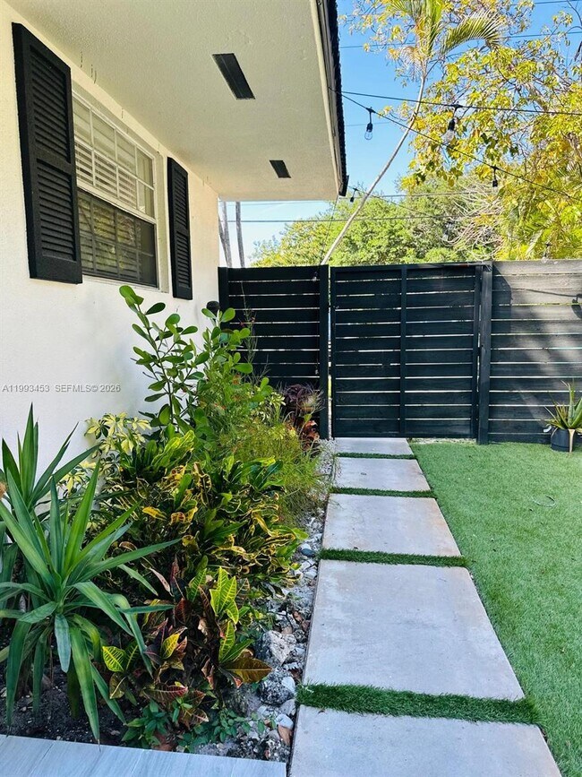 Building Photo - 1002 NE 119th St